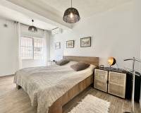 Resale - Villa / Semi detached - Torrevieja - Playa de los Locos